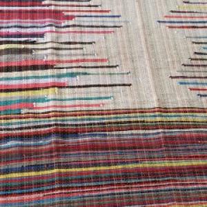 Tapete de malha geométrico colorido 1,50×1,50 e 1,50x2m Ref.002